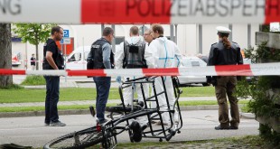 GRAFING, GERMANY - MAY 10:  Forensic specialists of the German police secure the crime scene after a deadly knife attack on May 10, 2016 in Grafing, Bavaria. One person has died and three others have been injured after a man launched a knife attack at Grafing commuter train station that police prosecutors said had 'an apparent Islamist motive'.  (Photo by Johannes Simon/Getty Images)