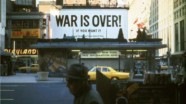 Yoko Ono y John Lennon, cartel WAR IS OVER! (La guerra terminó) en Times Square, New York City, 1969 (Yoko Ono) LA GUERRAA