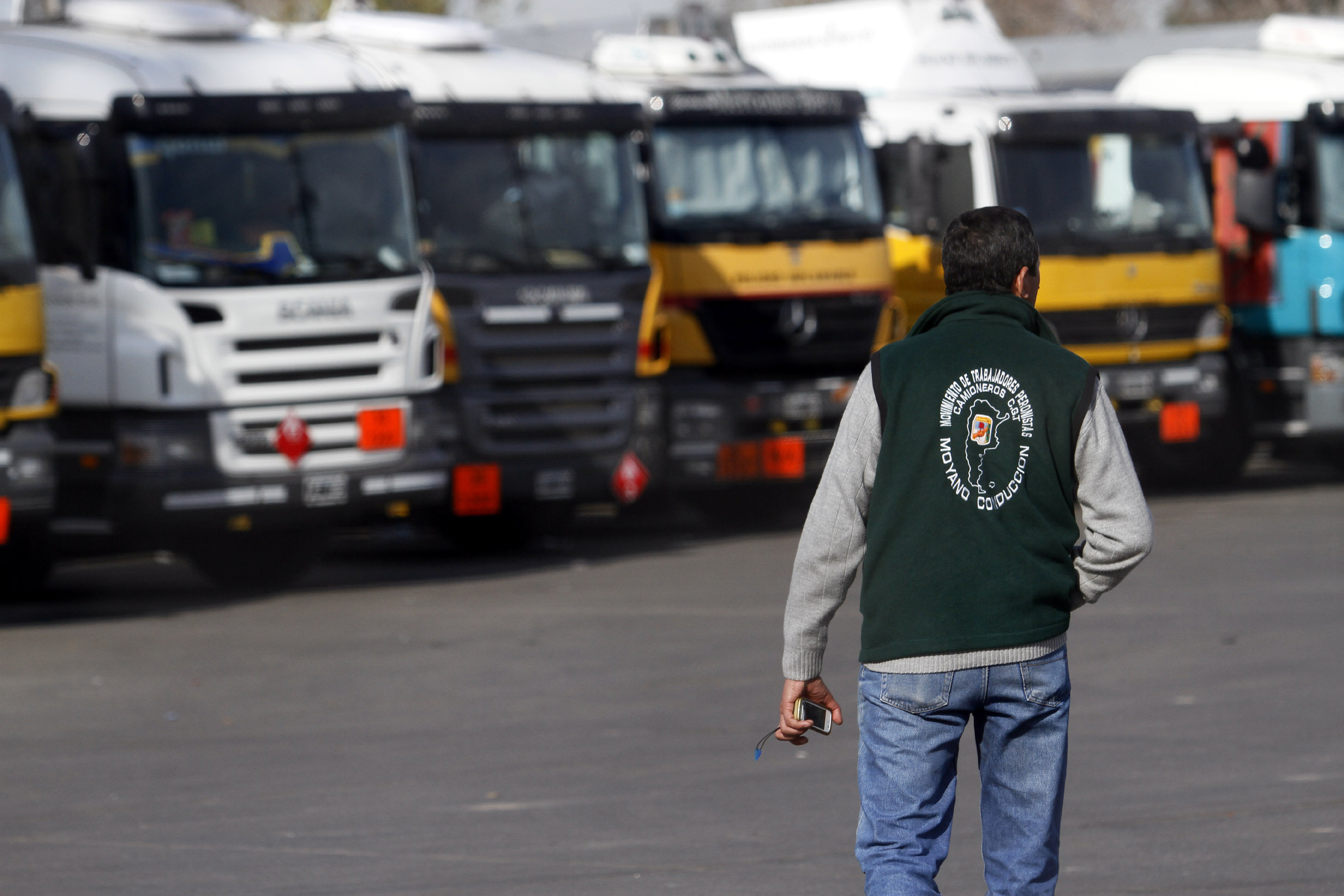 DYN16, DOCK SUD, 20/06/2012, CAMIONES TRANSPORTADORES DE COMBUSTIBLE DURANTE EL PARO DE CAMIONEROS. FOTO:DYN/LUCIANO THIEBEREGER.